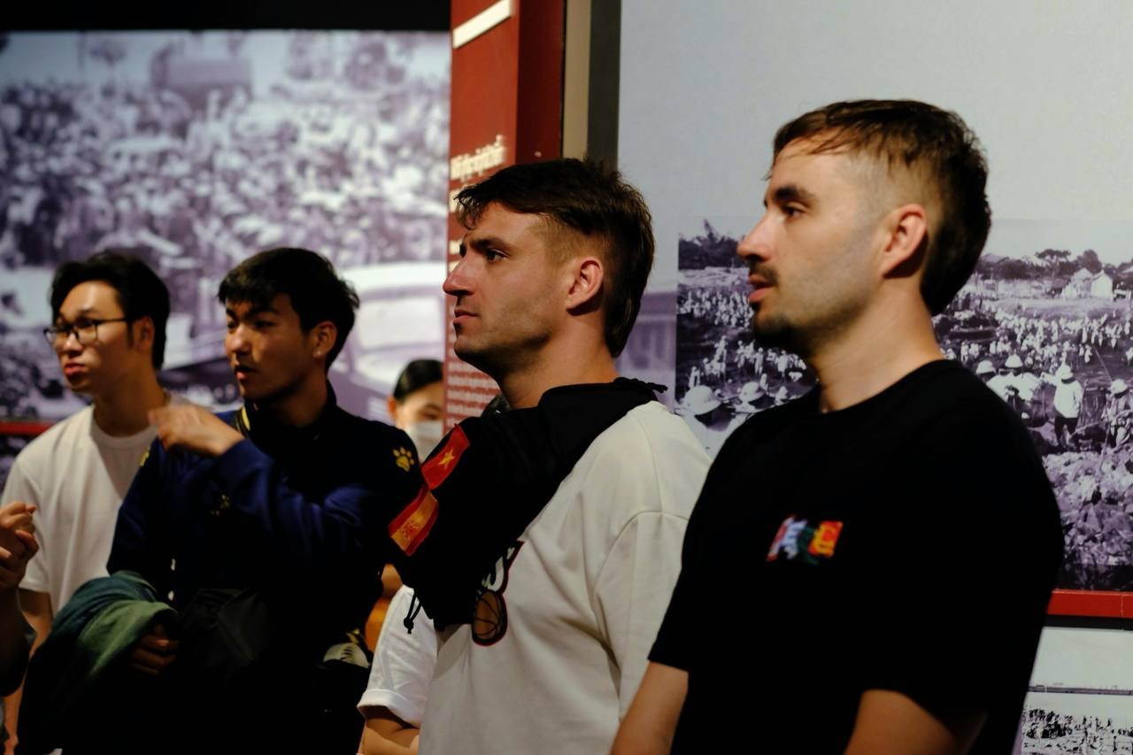 Khách nước ngoài chăm chú tham quan không gian trưng bày.