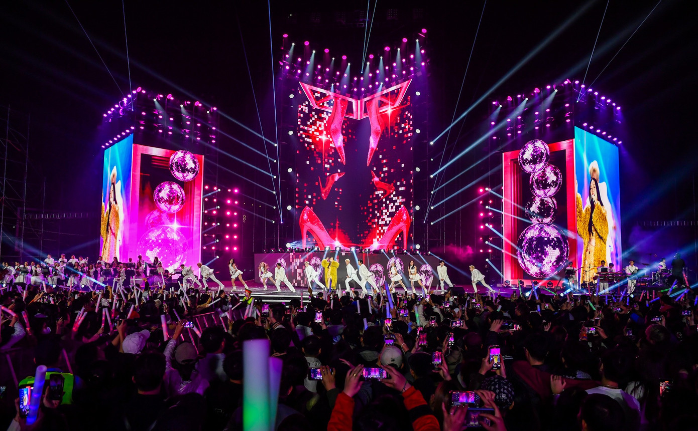 Ca sĩ Mỹ Tâm biểu diễn kết chương trình. Tổng đạo diễn Đặng Lê Minh Trí cho biết phần âm nhạc chủ yếu gồm những bản phối mới, khai thác chất liệu âm nhạc cổ điển, dân gian đương đại kết hợp với âm nhạc hiện đại. Chương trình tôn vinh vẻ đẹp di sản qua âm nhạc và nghệ thuật ánh sáng.