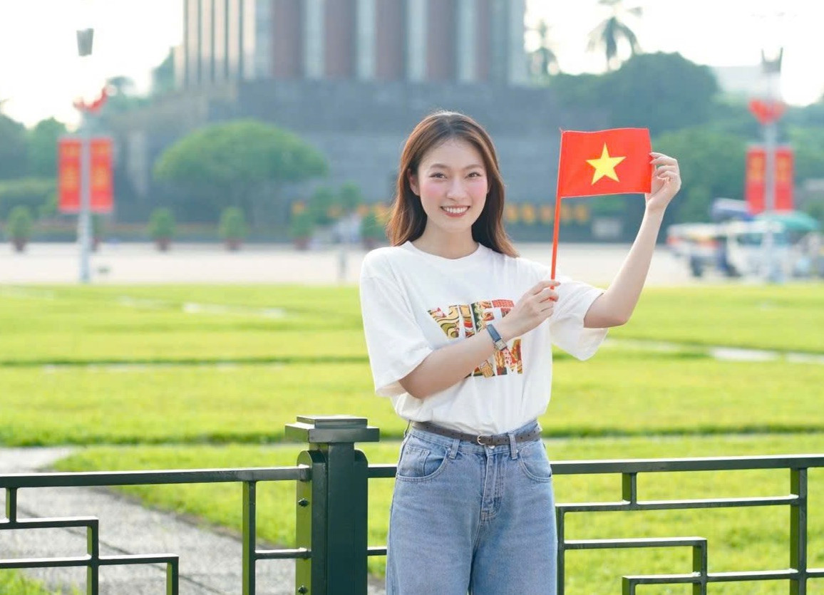 MC Khánh Vy chia sẻ hình ảnh tại Quảng trường Ba Đình. MC Khánh Vy chia sẻ hình ảnh tại Quảng trường Ba Đình.