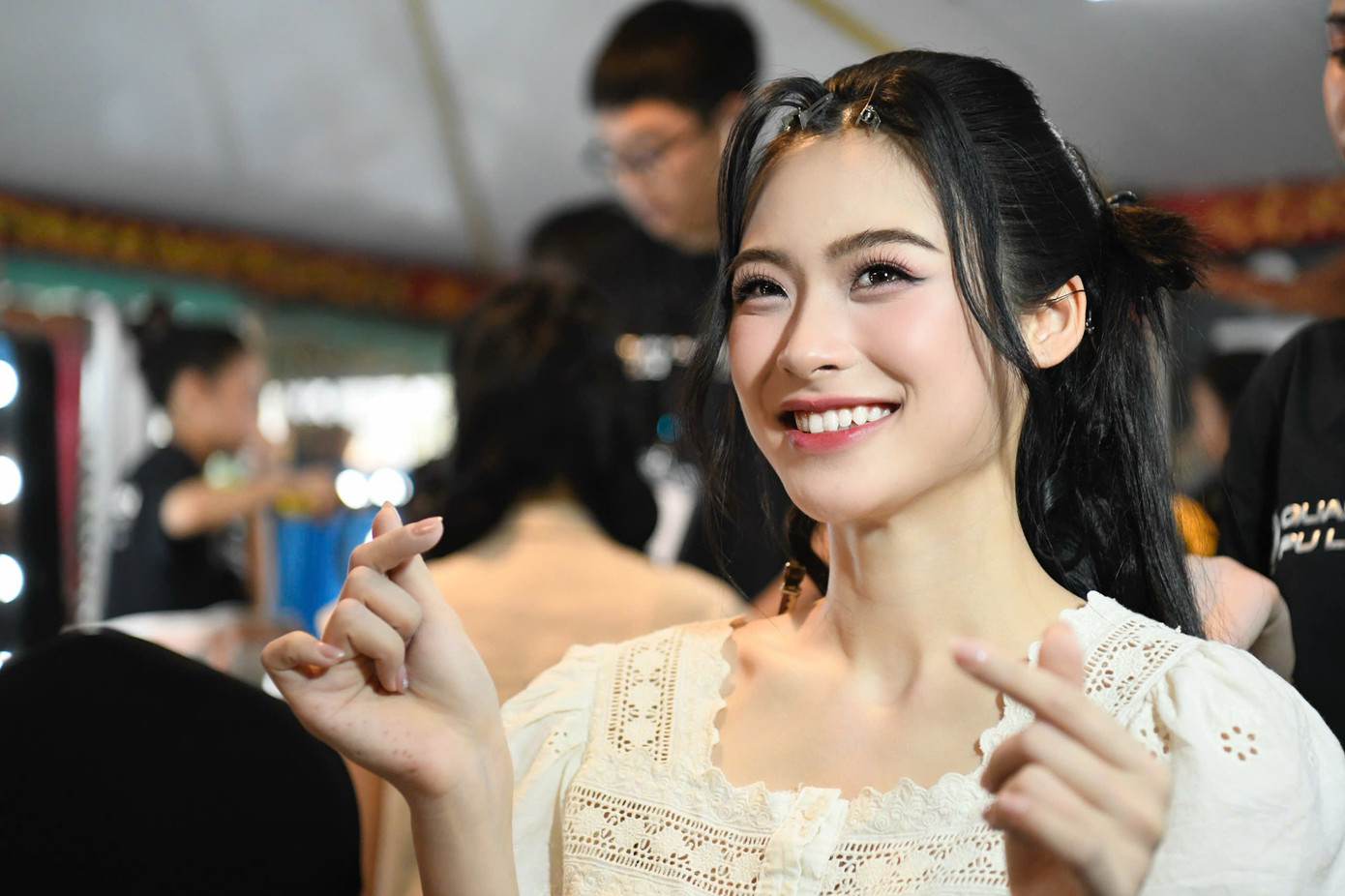 Trước giờ diễn ra chung kết Hoa hậu Việt Nam 2024, không khí bên trong phòng trang điểm cho 25 thí sinh rất khẩn trương. Thí sinh Nguyễn Thị Vân Nhi hào hứng khi lay-out trang điểm sắp hoàn thiện. "Ngoài gia đình, nhiều người là hàng xóm, đồng nghiệp của bố mẹ cũng cổ vũ tôi trong đêm chung kết. Thậm chí có người bay từ Hàn Quốc về để xem tôi trình diễn trong đêm thi quyết định", Vân Nhi chia sẻ.