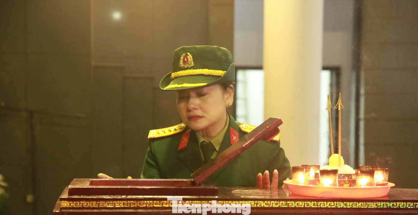 NSND Thu Quế rơi nước mắt khi nhìn đạo diễn NSND Doãn Hoàng Giang lần cuối. Ảnh: TRỌNG TÀI. NSND Thu Quế rơi nước mắt khi nhìn đạo diễn NSND Doãn Hoàng Giang lần cuối. Ảnh: TRỌNG TÀI.