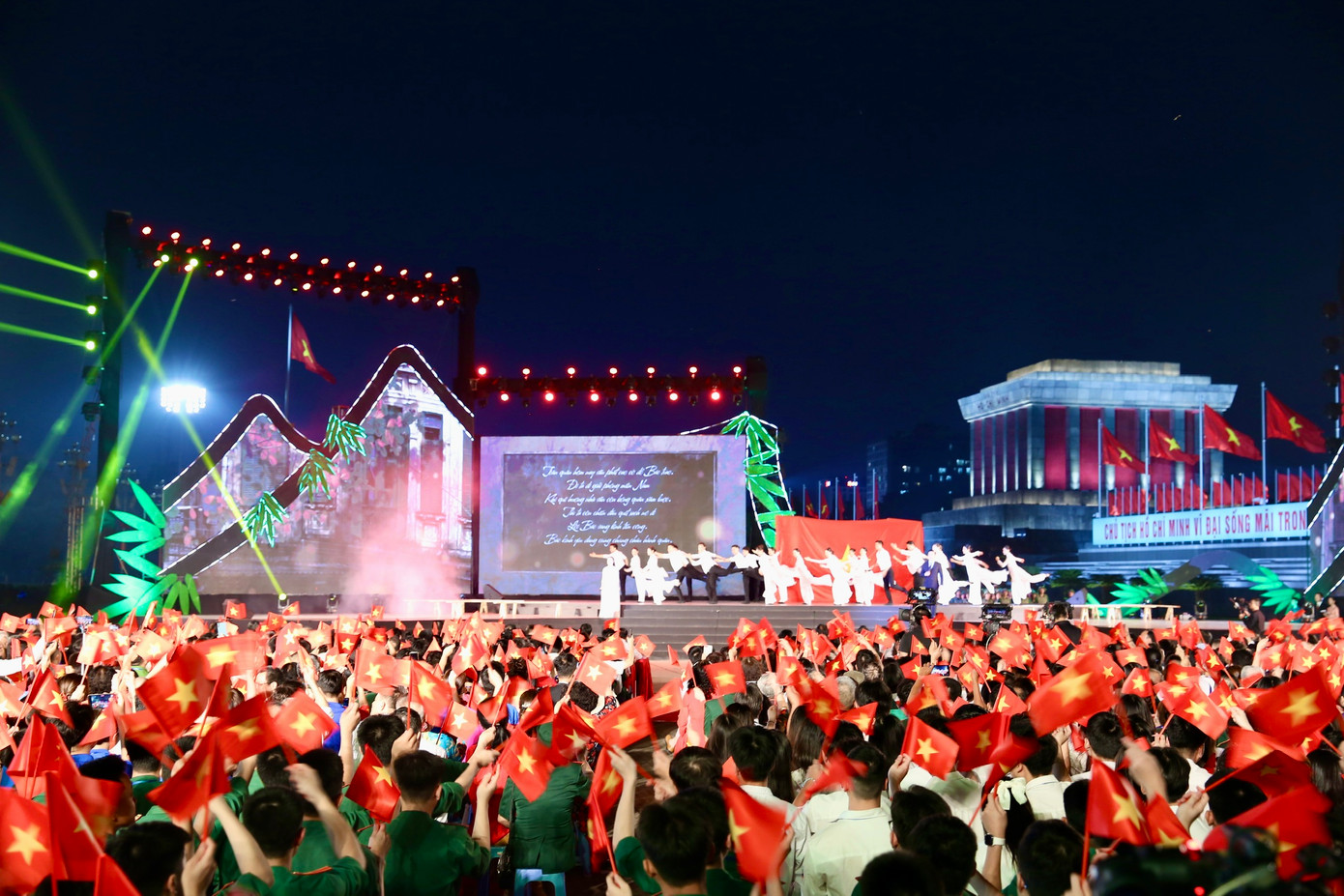 Với thời lượng hơn 110 phút, cầu truyền hình đưa khán giả quay trở lại năm tháng hào hùng của dân tộc. Mở màn chương trình nghệ thuật, ca khúc Bác đang cùng chúng cháu hành quân (nhạc sĩ Huy Thục) vang lên đồng thời ở cả 5 điểm cầu.