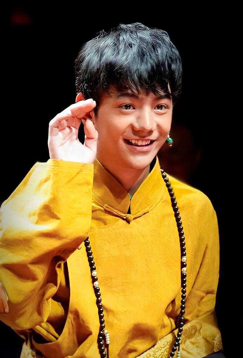 Trang phục độc đáo của chàng trai Tây Tạng Trang phục độc đáo của chàng trai Tây Tạng