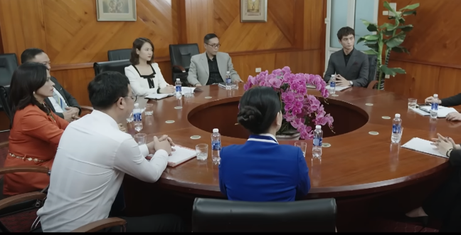 Cuộc hợp với những thành viên chủ chốt của công ty diễn ra căng thẳng. Ảnh: CMH.