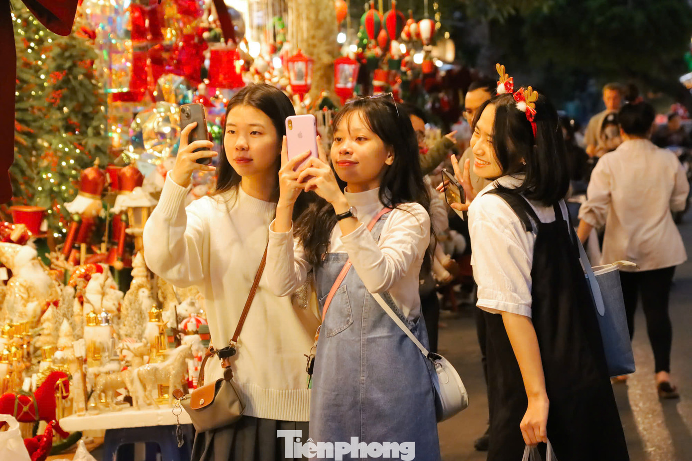 Mỗi dịp lễ, Tết, phố Hàng Mã lại rực rỡ ánh đèn. Năm nay, đồ trang trí Giáng sinh phổ biến vẫn là cây thông, người tuyết, mũ ông già Noel, vòng nguyệt quế.