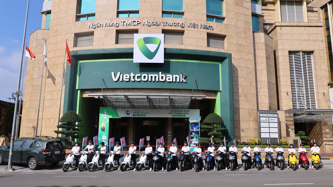 Hàng chục chiếc xe điện xếp hàng ngay ngắn trước toà nhà Ngân hàng TMCP Ngoại thương Việt Nam Vietcombank (Trần Quang Khải, Hoàn Kiếm). Vietcombank là nhà tài trợ kim cương của Ngày Thẻ Việt Nam 2024.