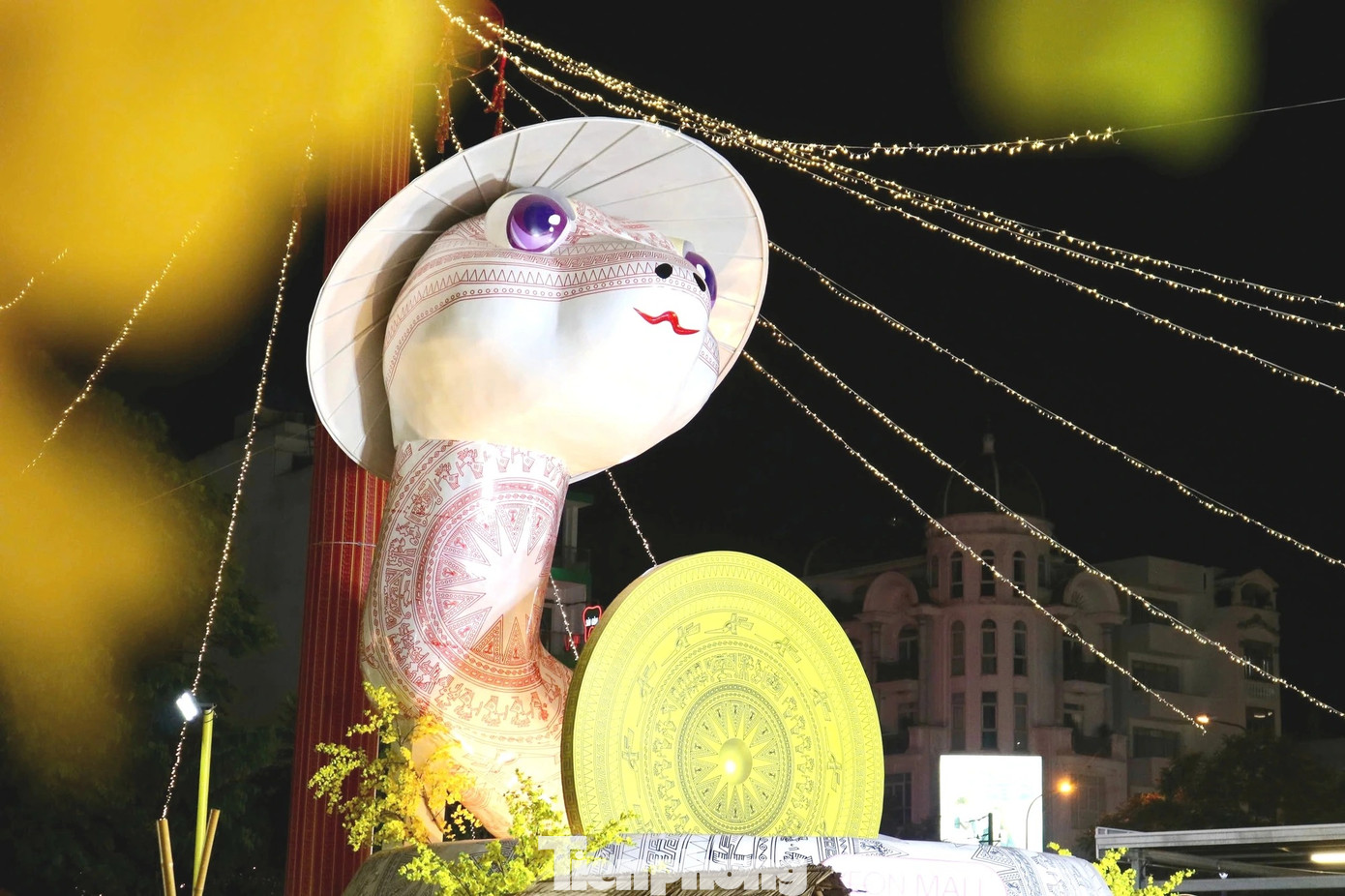 Linh vật rắn đội nón ở trung tâm thương mại thuộc quận Tân Phú (TPHCM).