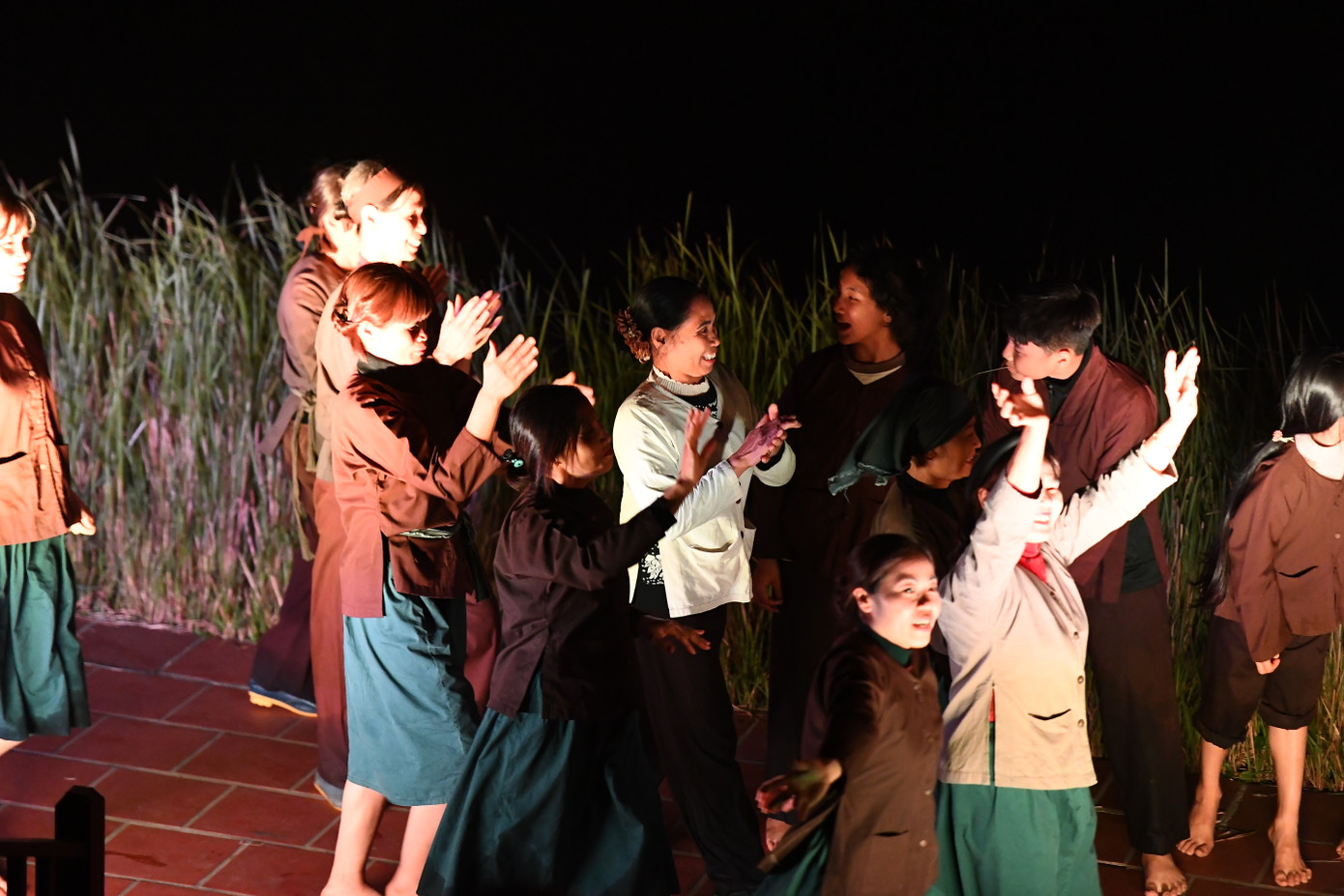 Không gian sân khấu nước ngoài trời, lấy cảm hứng từ mặt hồ yên tĩnh, bao quanh bởi những ngọn núi xanh ngát đậm nét Việt Nam. Toàn bộ màn trình diễn là sự tổng hòa của các yếu tố hình ảnh, hiệu ứng âm thanh, kết hợp mềm mại với vũ đạo, nhào lộn, múa rối… để tái hiện những truyền thuyết và văn hóa dân gian Việt Nam, một cách chân thật nhất.