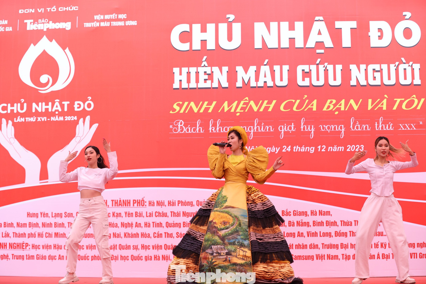 Ca sĩ Hà Myo - một trong 10 Gương mặt trẻ Việt Nam tiêu biểu năm 2022 - đốt nóng chương trình với ca khúc Xẩm Hà Nội.