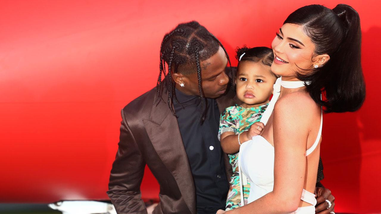 Cô em út nhà Kardashian mang bầu lần hai với bạn trai Travis Scott. Cô em út nhà Kardashian mang bầu lần hai với bạn trai Travis Scott.