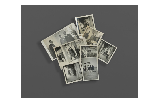 Bưu ảnh vua Khải Định đến Sài Gòn và Marseilles (trái) và 8 bản in bạc về chuyến thăm trường trung học phổ thông Đà Lạt của vua Bảo Đại. Ảnh: Lynda Trouvé.