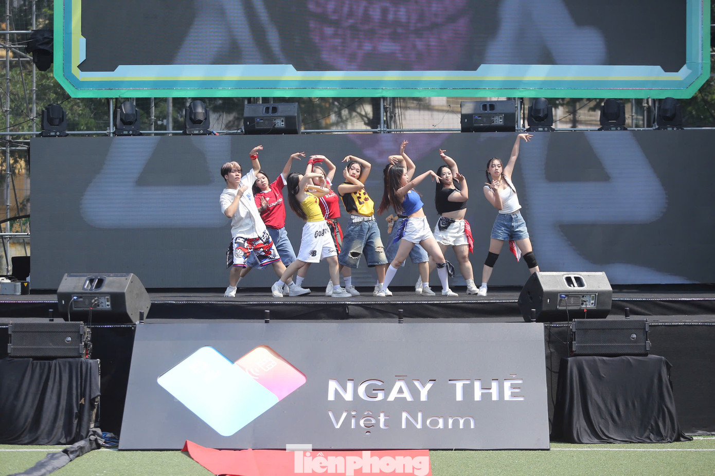 Trong sự kiện sáng 5/10, các nhóm nhảy từ Đại học Thủy Lợi, Đại học Hà Nội cũng thu hút sự chú ý của khán giả. Trong hai ngày diễn ra sự kiện Ngày Thẻ Việt Nam 2024 - Sóng Festival, khán giả tiếp tục có cơ hội giao lưu với những nghệ sĩ, ca sĩ được giới trẻ yêu mến như Phương Mỹ Chi, Phúc Du, Ngô Lan Hương, Da LAB...