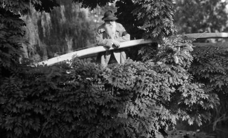 Claude Monet trong khu vườn mà ông tâm đắc. Claude Monet trong khu vườn mà ông tâm đắc.