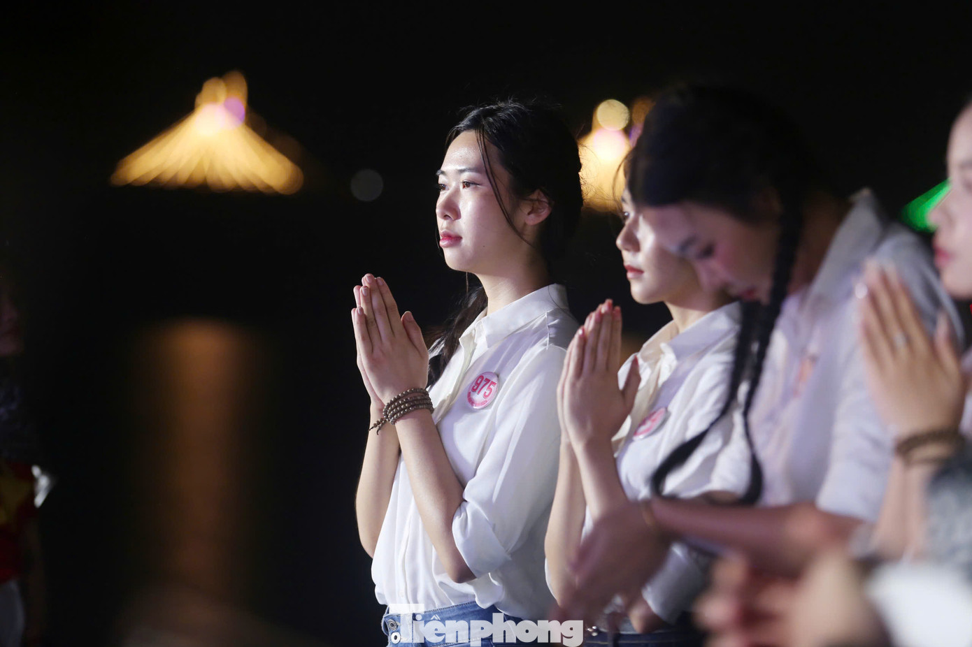 Thí sinh Hoàng Quý Lan ghi nhớ những câu thơ trong tác phẩm Lời người bên sông (Lê Bá Dương): "Đò lên Thạch Hãn ơi... chèo nhẹ/ Đáy sông còn đó bạn tôi nằm/ Có tuổi hai mươi thành sóng nước/ Vỗ yên bờ mãi mãi ngàn năm”.