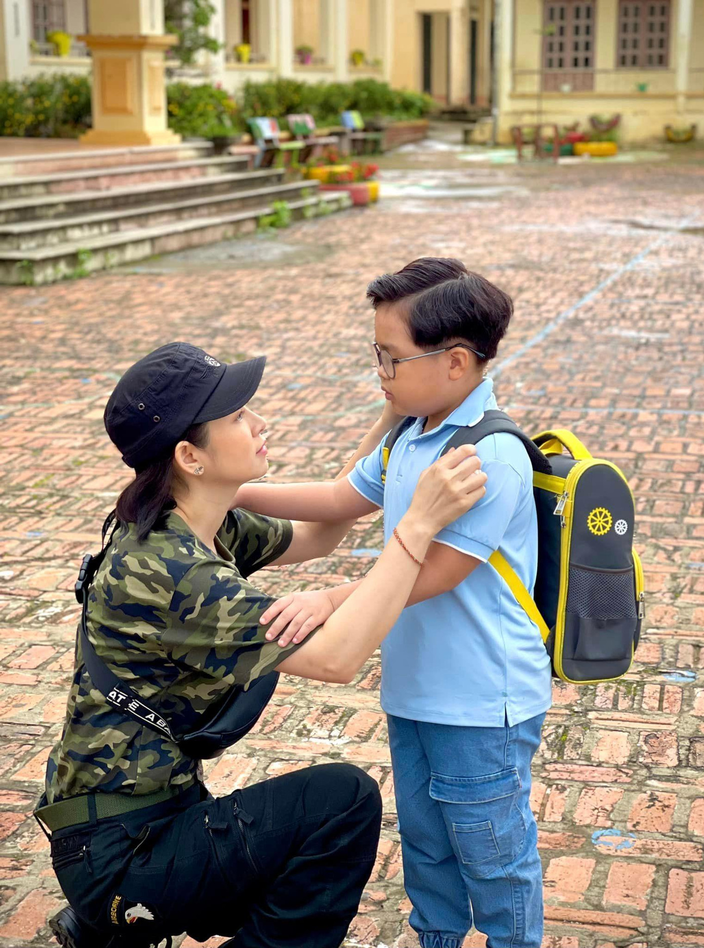 Tuấn Phong và "mẹ" Mai trong Thông gia ngõ hẹp. Ảnh: NVCC. Tuấn Phong và "mẹ" Mai trong Thông gia ngõ hẹp. Ảnh: NVCC.