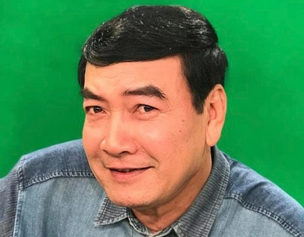 Nam nghệ sĩ có vẻ ngoài lịch lãm, tài tử.