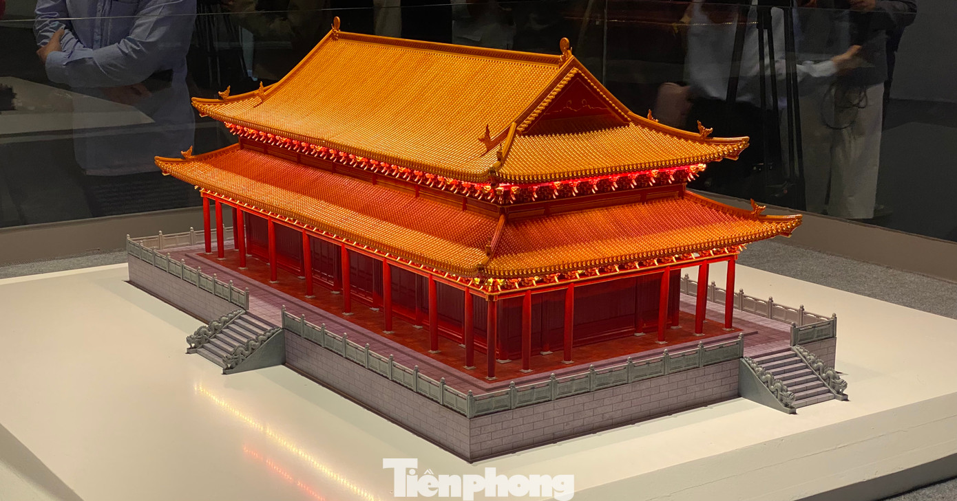 Các nhà khoa học cho rằng điện Kính Thiên là tòa điện thiết triều, nằm chính giữa trung tâm Cấm thành của kinh đô Thăng Long thời Lê sơ. Các nhà khoa học cho rằng điện Kính Thiên là tòa điện thiết triều, nằm chính giữa trung tâm Cấm thành của kinh đô Thăng Long thời Lê sơ.