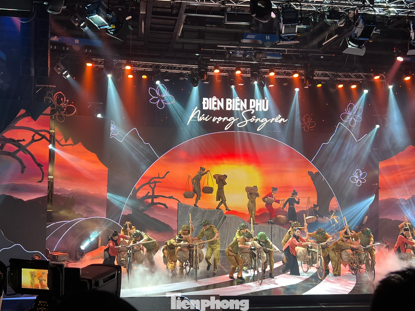 Chương trình được xây dựng công phu, kết cấu ba phần với nhiều hoạt cảnh ấn tượng.