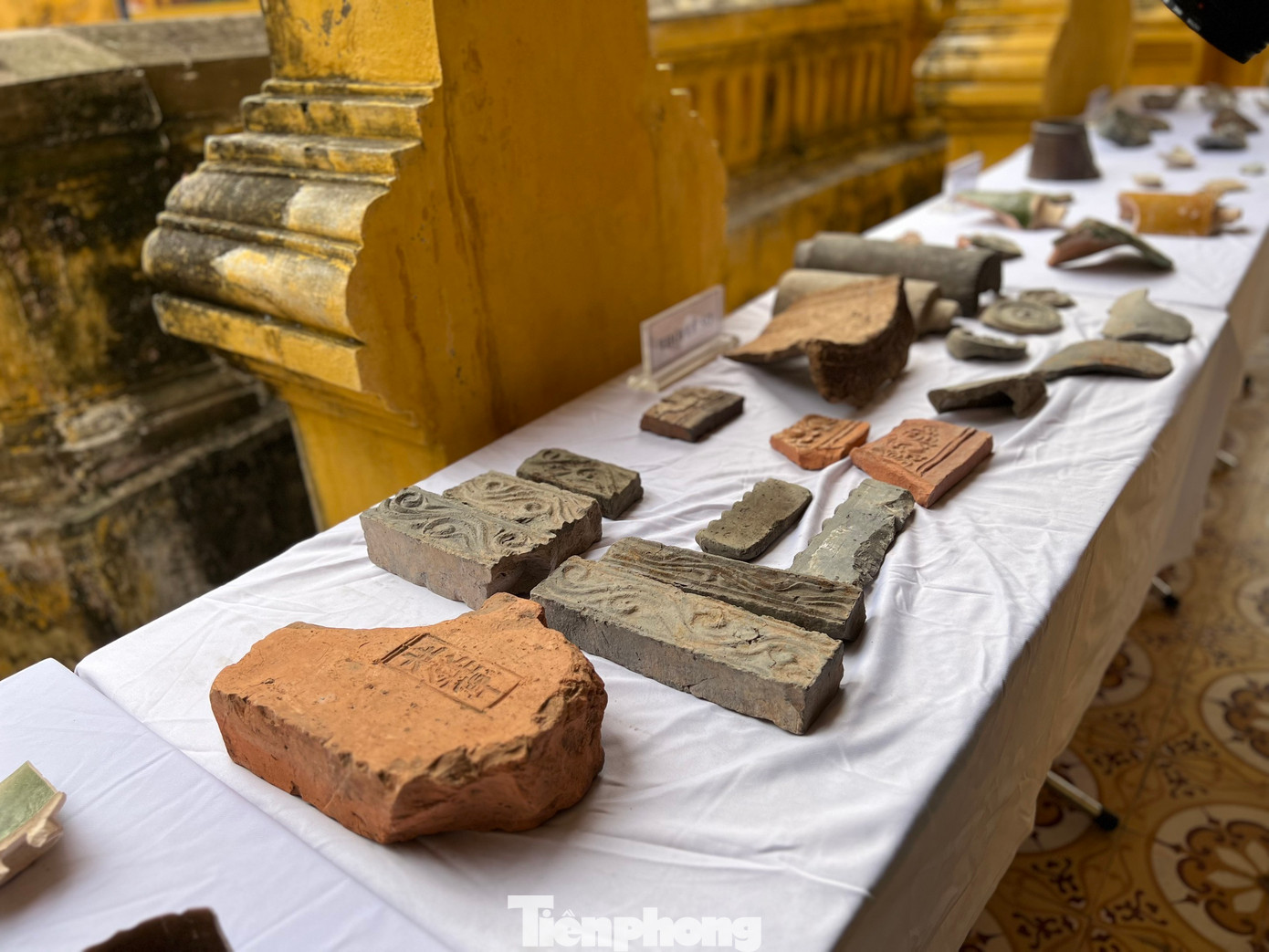 Di vật gạch, ngói, gốm men, gốm sành thuộc nhiều niên đại. Di vật gạch, ngói, gốm men, gốm sành thuộc nhiều niên đại.