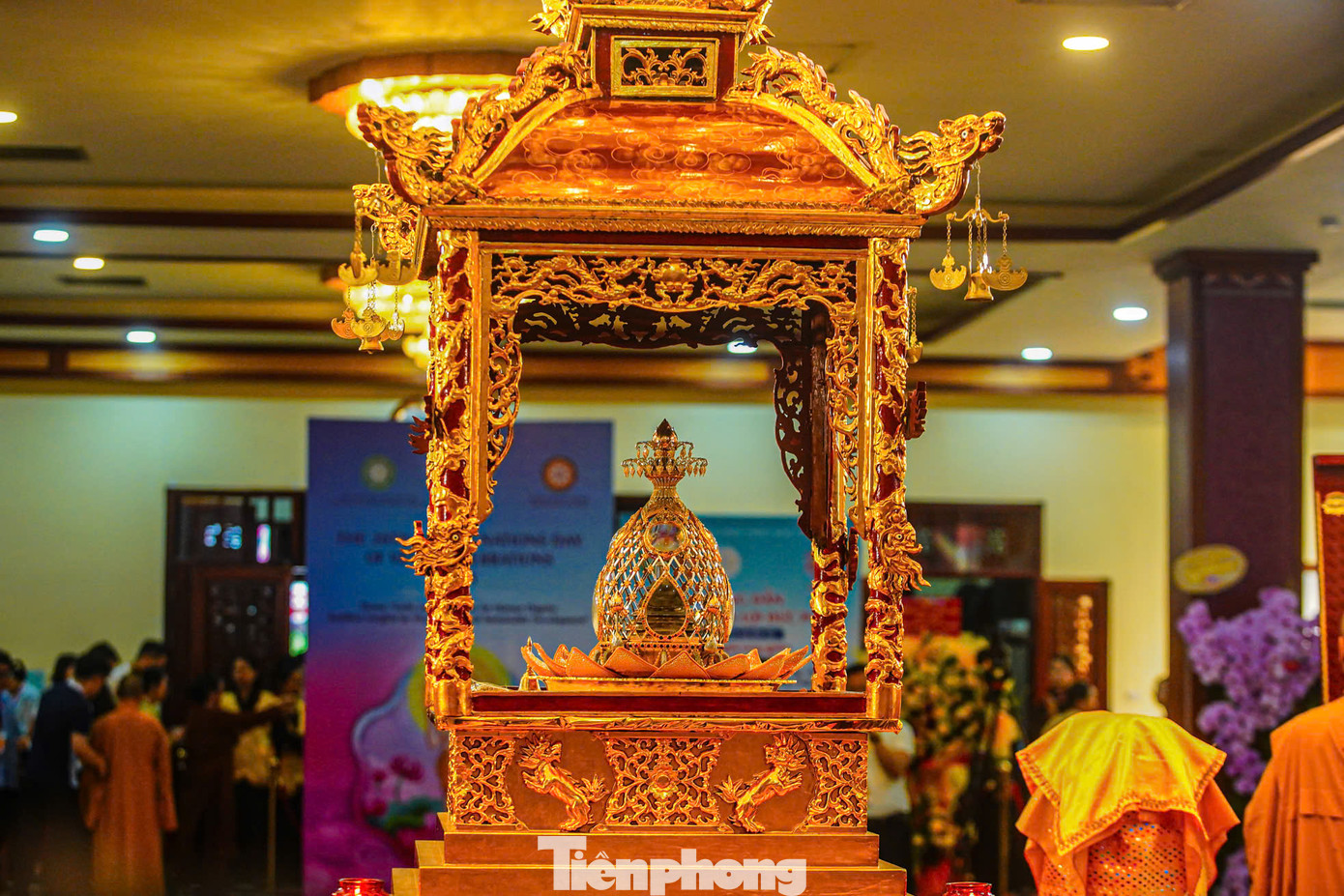 Trong ngày đầu tiên xá lợi Phật được tôn trí tại tầng 1 hội trường chùa Quán Sứ (Hà Nội), hàng nghìn Phật tử, người dân đổ về chiêm bái.