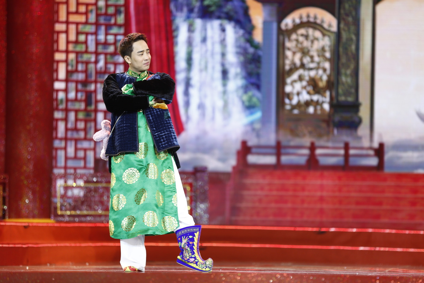 Đỗ Duy Nam cân cả hai vai Nam Tào, Bắc Đẩu. Đỗ Duy Nam cân cả hai vai Nam Tào, Bắc Đẩu.