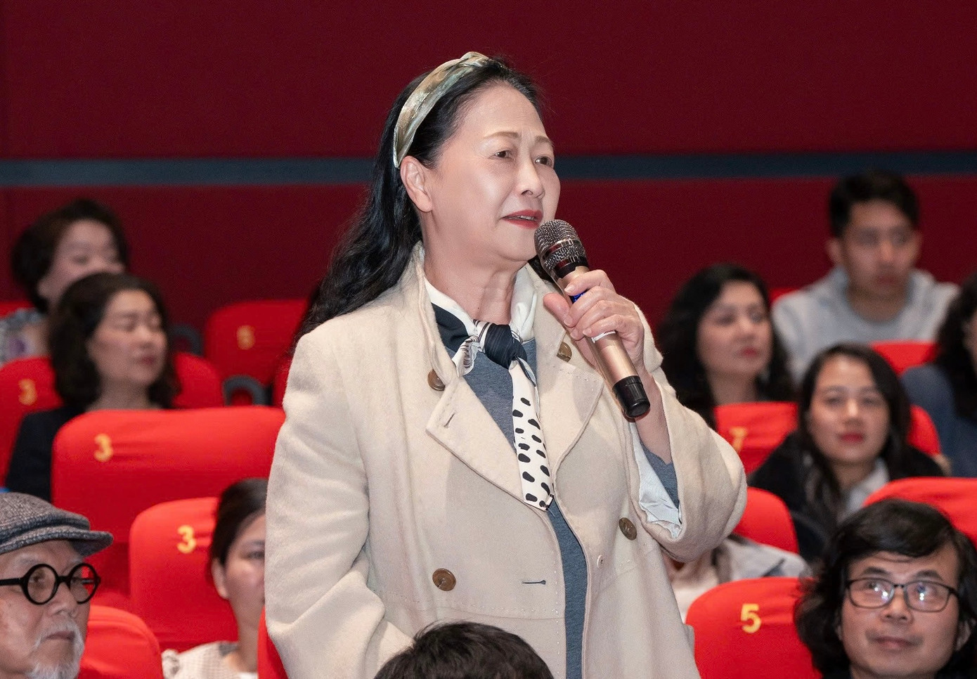 Dàn nghệ sĩ gạo cội như NSND Như Quỳnh, NSND Lê Khanh, vợ chồng NSND Lan Hương - NSƯT Đỗ Kỷ chúc mừng đạo diễn Bùi Thạc Chuyên và ê-kíp Địa đạo: Mặt trời trong bóng tối. Các nghệ sĩ hy vọng giới trẻ xem bộ phim để hiểu giá trị của hòa bình. "Lâu rồi tôi mới nhìn thấy diễn viên sống trong nhân vật thế này, đặc biệt là các diễn viên trẻ - những người chưa bao giờ trải qua sự khốc liệt của chiến tranh", NSND Lan Hương nói. Dàn nghệ sĩ gạo cội như NSND Như Quỳnh, NSND Lê Khanh, vợ chồng NSND Lan Hương - NSƯT Đỗ Kỷ chúc mừng đạo diễn Bùi Thạc Chuyên và ê-kíp Địa đạo: Mặt trời trong bóng tối. Các nghệ sĩ hy vọng giới trẻ xem bộ phim để hiểu giá trị của hòa bình. "Lâu rồi tôi mới nhìn thấy diễn viên sống trong nhân vật thế này, đặc biệt là các diễn viên trẻ - những người chưa bao giờ trải qua sự khốc liệt của chiến tranh", NSND Lan Hương nói.