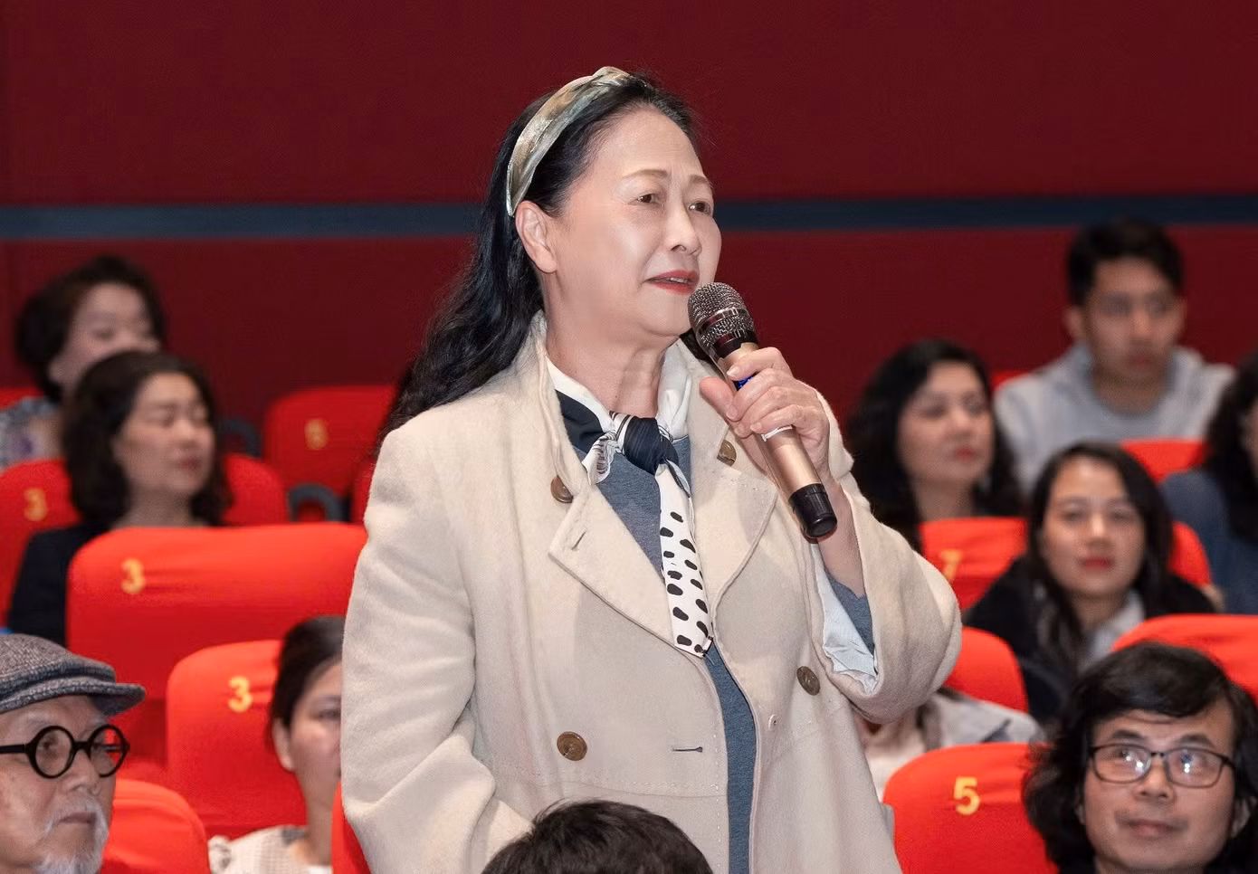 Dàn nghệ sĩ gạo cội như NSND Như Quỳnh, NSND Lê Khanh, vợ chồng NSND Lan Hương - NSƯT Đỗ Kỷ chúc mừng đạo diễn Bùi Thạc Chuyên và ê-kíp Địa đạo: Mặt trời trong bóng tối. Các nghệ sĩ hy vọng giới trẻ xem bộ phim để hiểu giá trị của hòa bình. "Lâu rồi tôi mới nhìn thấy diễn viên sống trong nhân vật thế này, đặc biệt là các diễn viên trẻ - những người chưa bao giờ trải qua sự khốc liệt của chiến tranh", NSND Lan Hương nói. Dàn nghệ sĩ gạo cội như NSND Như Quỳnh, NSND Lê Khanh, vợ chồng NSND Lan Hương - NSƯT Đỗ Kỷ chúc mừng đạo diễn Bùi Thạc Chuyên và ê-kíp Địa đạo: Mặt trời trong bóng tối. Các nghệ sĩ hy vọng giới trẻ xem bộ phim để hiểu giá trị của hòa bình. "Lâu rồi tôi mới nhìn thấy diễn viên sống trong nhân vật thế này, đặc biệt là các diễn viên trẻ - những người chưa bao giờ trải qua sự khốc liệt của chiến tranh", NSND Lan Hương nói.