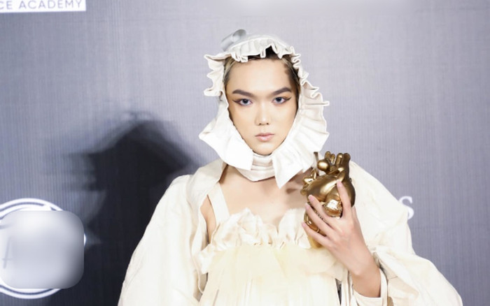 Những lần Phạm Thoại gây choáng vì trang phục cồng kềnh. Những lần Phạm Thoại gây choáng vì trang phục cồng kềnh.