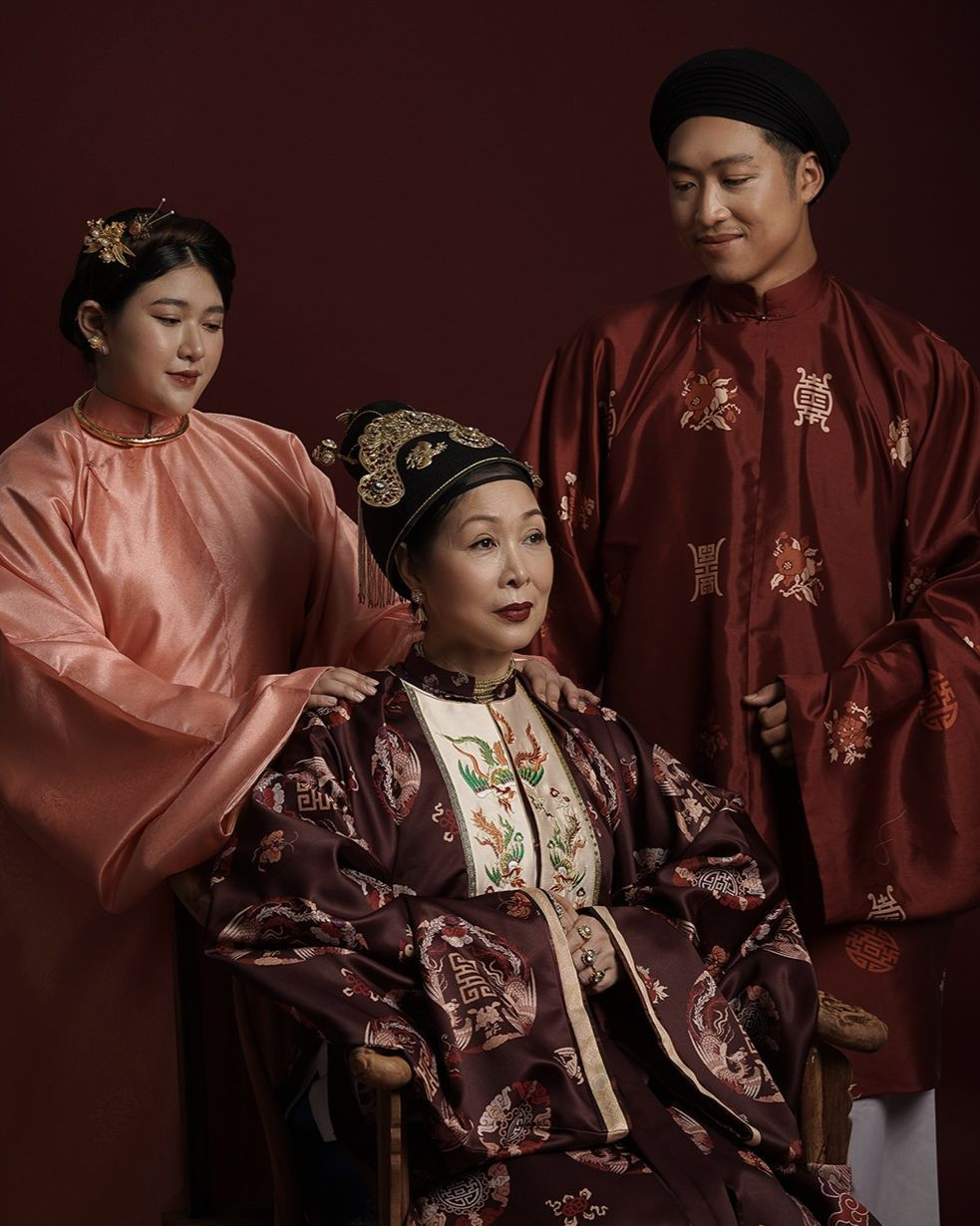 NSND Hồng Vân truyền tình yêu cổ phục đến giới trẻ. NSND Hồng Vân truyền tình yêu cổ phục đến giới trẻ.