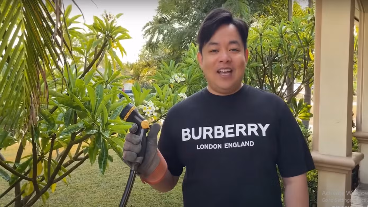 Nam ca sĩ cập nhật những hình ảnh đời thường trong các video đăng tải lên YouTube.