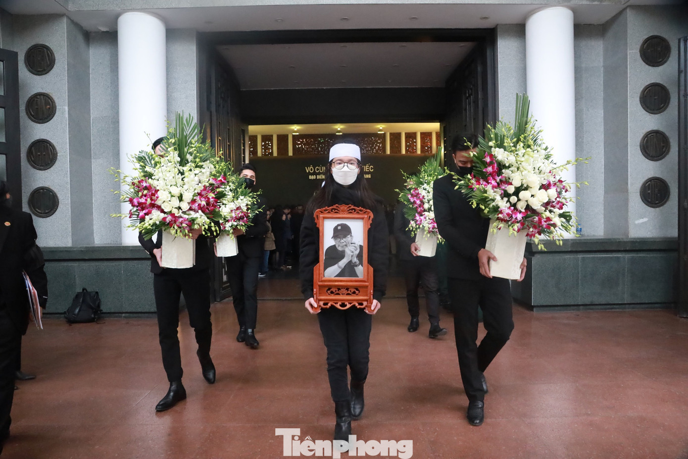 Lễ truy điệu và đưa tang được tổ chức vào lúc 16h30 chiều cùng ngày. NSND Doãn Hoàng Giang được an táng tại quê nhà (Thị trấn Phát Diệm, huyện Kim Sơn, tỉnh Ninh Bình). Ảnh: TRỌNG TÀI. Lễ truy điệu và đưa tang được tổ chức vào lúc 16h30 chiều cùng ngày. NSND Doãn Hoàng Giang được an táng tại quê nhà (Thị trấn Phát Diệm, huyện Kim Sơn, tỉnh Ninh Bình). Ảnh: TRỌNG TÀI.