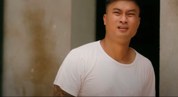 Hiếu gặp rắc rối vì món quà của Nhung. Ảnh: CMH.