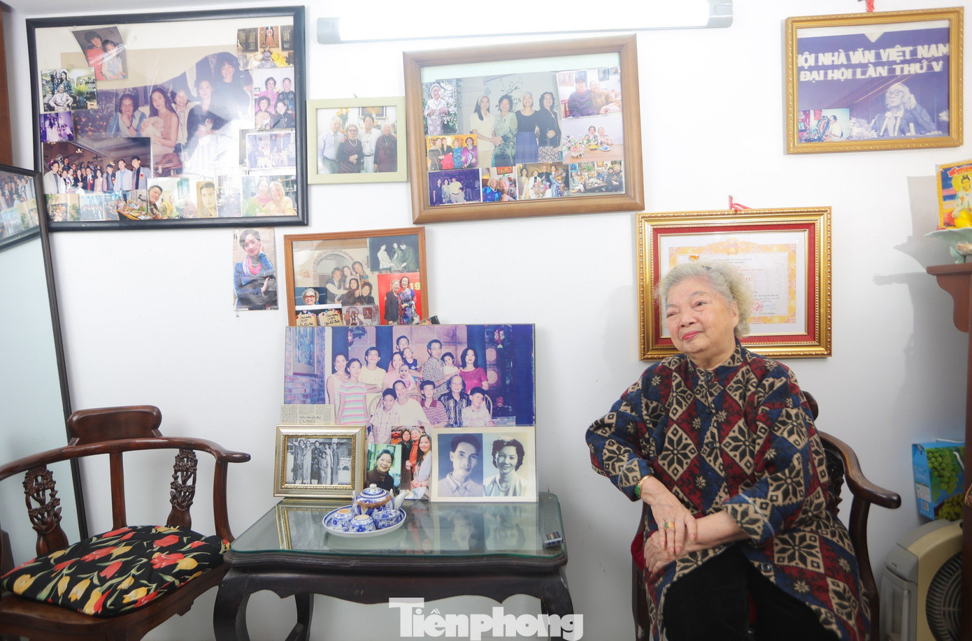 NSƯT Lê Mai quê gốc ở Hải Phòng, lên Hà Nội từ năm 15 tuổi. Bà xuất thân trong một gia đình có truyền thống hoạt động nghệ thuật, cha là nhà thơ - kịch tác gia Lê Đại Thanh, hoạt động trong Đội kịch Trung ương cùng thời với Thế Lữ và Song Kim. Mẹ của NSƯT Lê Mai cũng là diễn viên kịch.