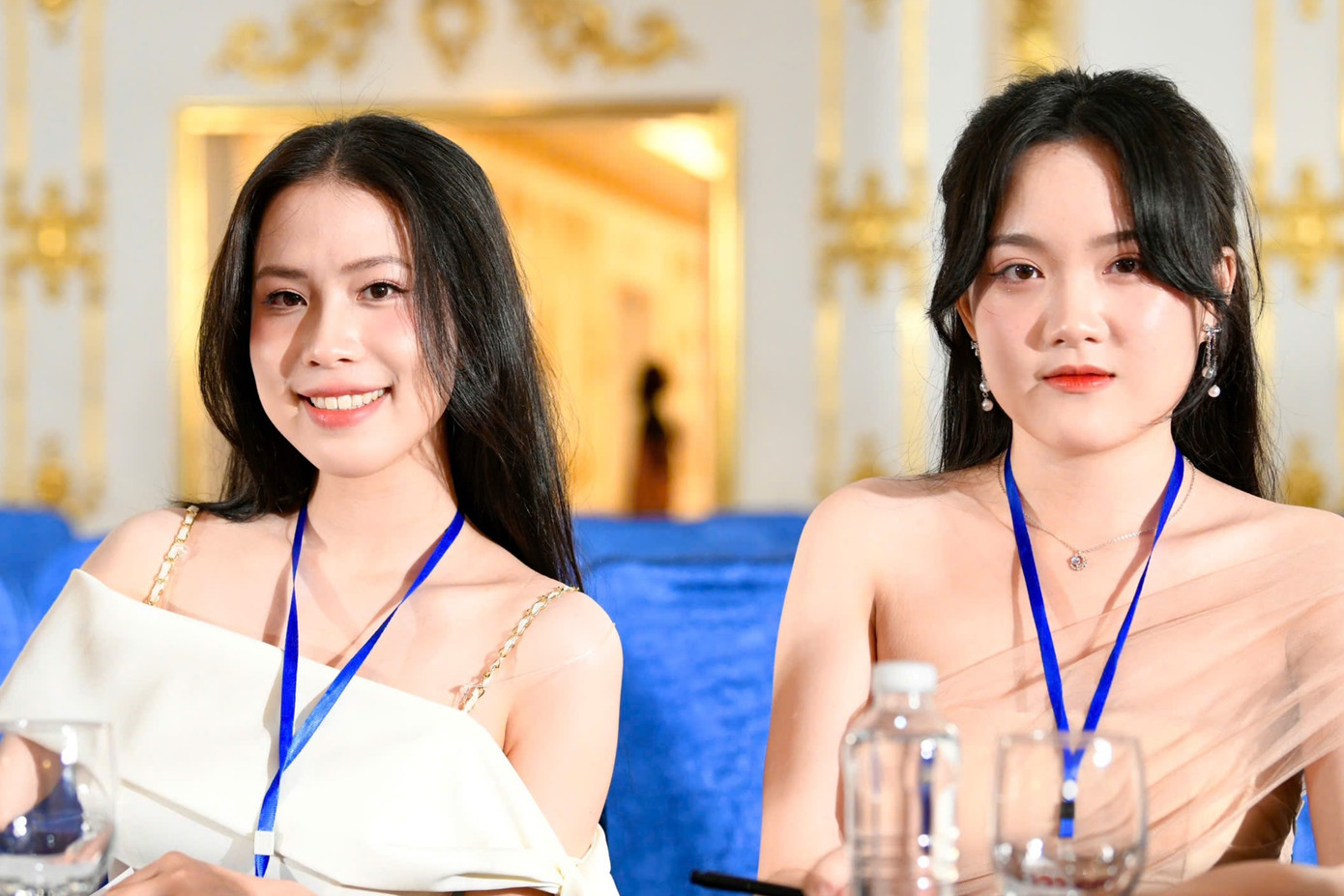 Nhiều cô gái chủ động đến từ sớm và điền thông tin dự thi. Theo lưu ý từ ban tổ chức, thí sinh trang điểm và làm tóc nhẹ nhàng, chọn trang phục thanh lịch.