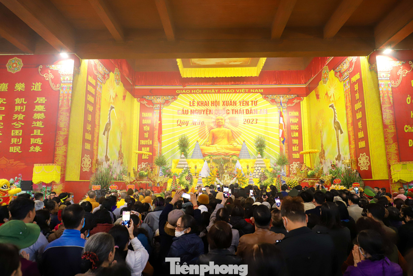 Người dân đổ về Yên Tử dự lễ cầu an. Lượng khách đông nhưng tình trạng chen chúc, hỗn loạn được giảm thiểu đáng kể. Ảnh: TRỌNG TÀI.