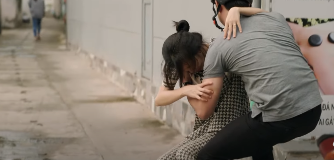 Hùng kịp thời giúp khi Hoài bị ngã. Ảnh: CMH.