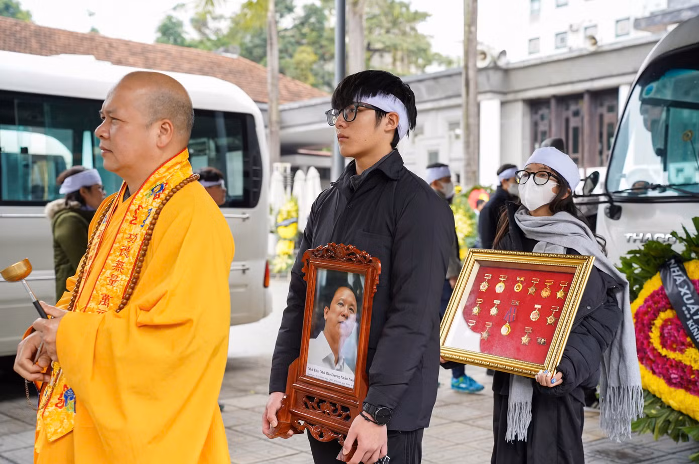 Lễ truy điệu và di quan diễn ra từ 13h-13h30 trưa 26/2. Nhà báo Dương Xuân Nam được an táng tại Công viên tưởng niệm Thiên Đức, Phú Thọ.