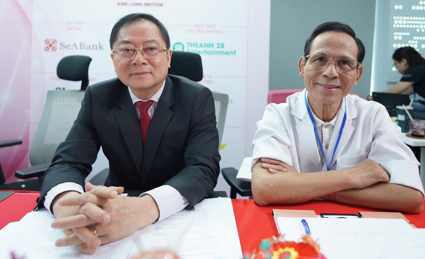 Thành viên Ban cố vấn vòng Sơ khảo khu vực phía Nam là GS. TS Hoàng Tử Hùng - cố vấn nhân trắc học và thẩm mỹ cuộc thi (phải) và nhà báo Lê Xuân Sơn - Nguyên Tổng Biên tập báo Tiền Phong, nguyên Trưởng ban tổ chức cuộc thi Hoa hậu Việt Nam.