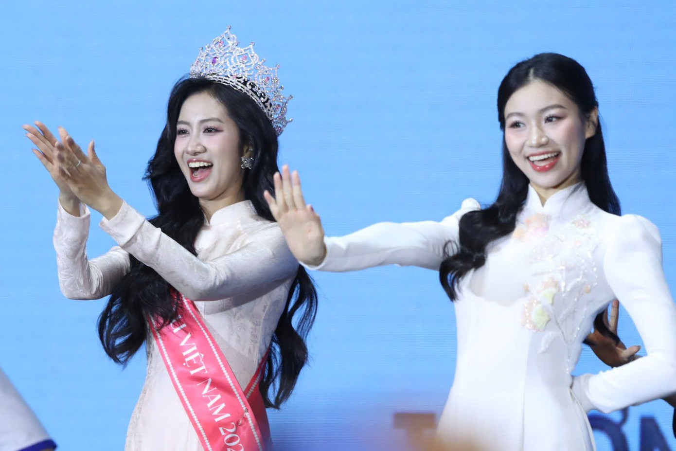 Hà Trúc Linh và Trần Thị Huyền Cơ thể hiện khả năng vũ đạo. Ảnh: Duy Anh. Hà Trúc Linh và Trần Thị Huyền Cơ thể hiện khả năng vũ đạo. Ảnh: Duy Anh.