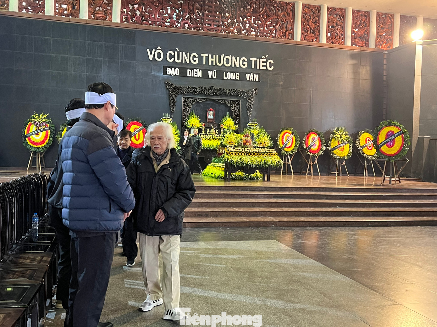 NSƯT Anh Thái chia sẻ nỗi buồn cùng gia đình đạo diễn Long Vân. Ảnh: Gia Linh NSƯT Anh Thái chia sẻ nỗi buồn cùng gia đình đạo diễn Long Vân. Ảnh: Gia Linh