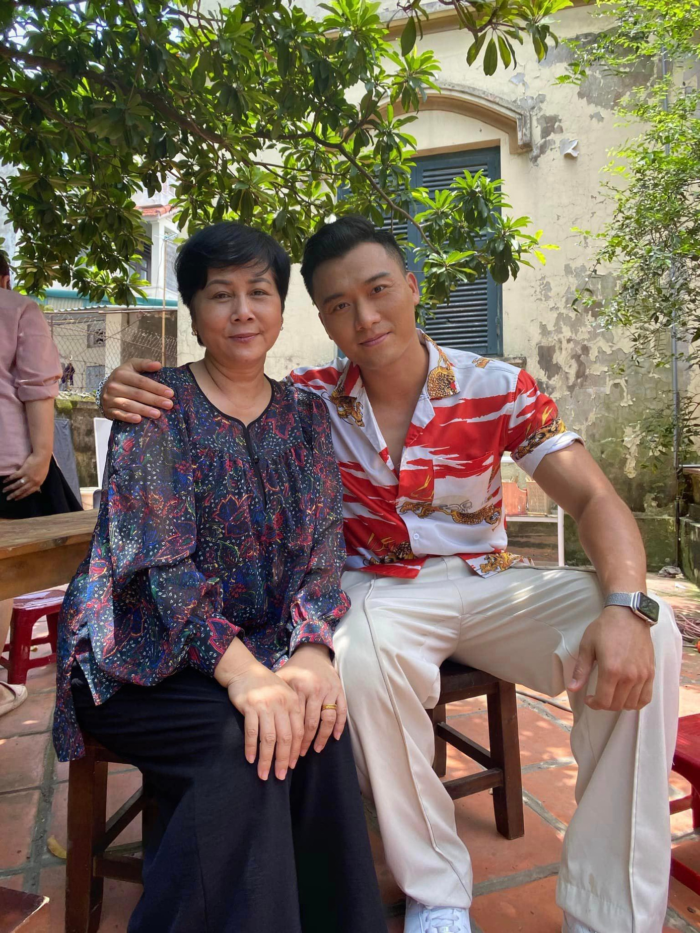 Sau bộ phim Trở về giữa yêu thương phát sóng năm 2021, NSND Minh Hằng trở lại màn ảnh nhỏ với một vai phụ trong phim chính luận Đấu trí. Lần này, nữ nghệ sĩ tiếp tục đảm nhận vai bà mẹ thương con nhưng cũng rất nghiêm khắc. Sau bộ phim Trở về giữa yêu thương phát sóng năm 2021, NSND Minh Hằng trở lại màn ảnh nhỏ với một vai phụ trong phim chính luận Đấu trí. Lần này, nữ nghệ sĩ tiếp tục đảm nhận vai bà mẹ thương con nhưng cũng rất nghiêm khắc.