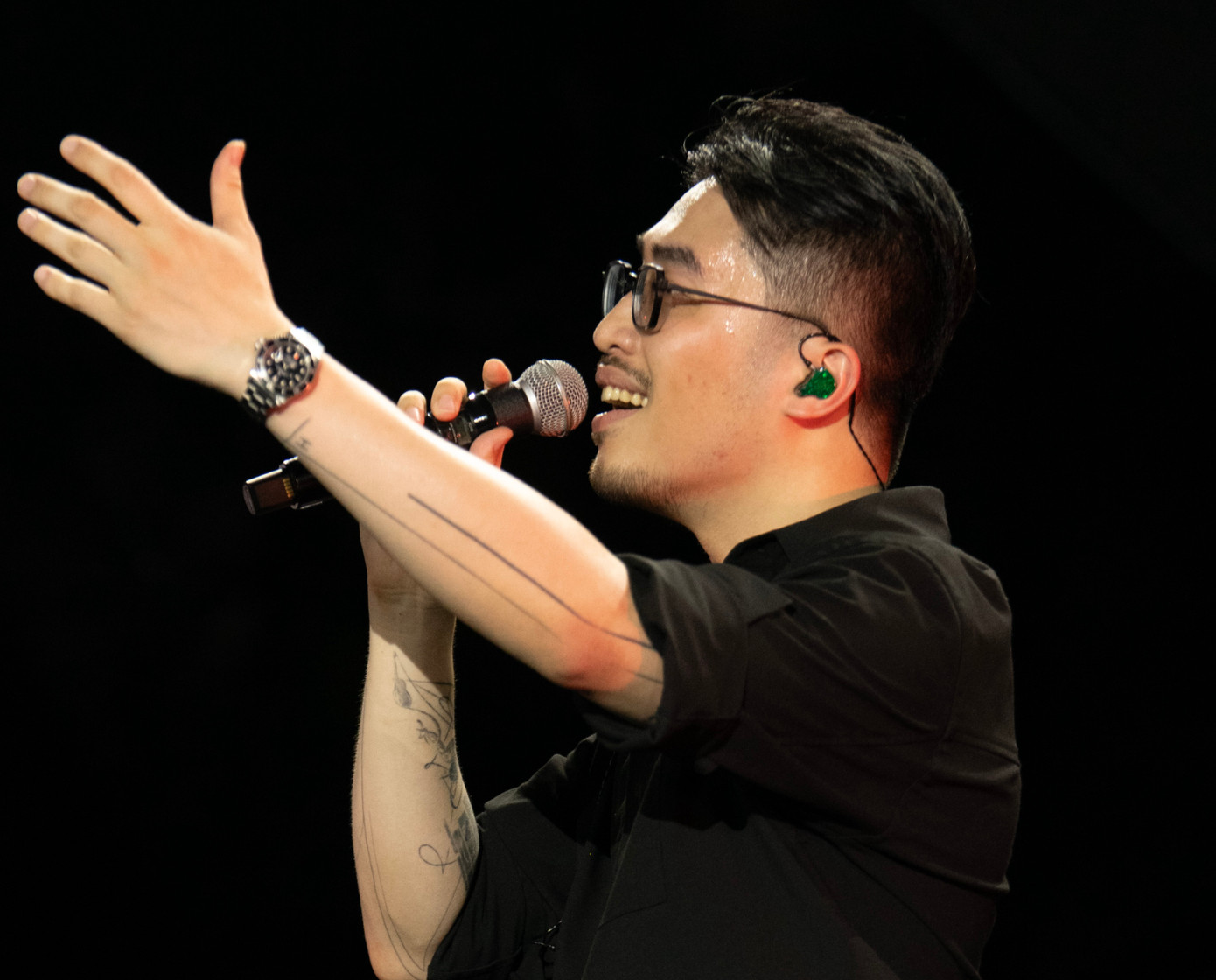 Nghệ sĩ hát giữa không gian di sản.