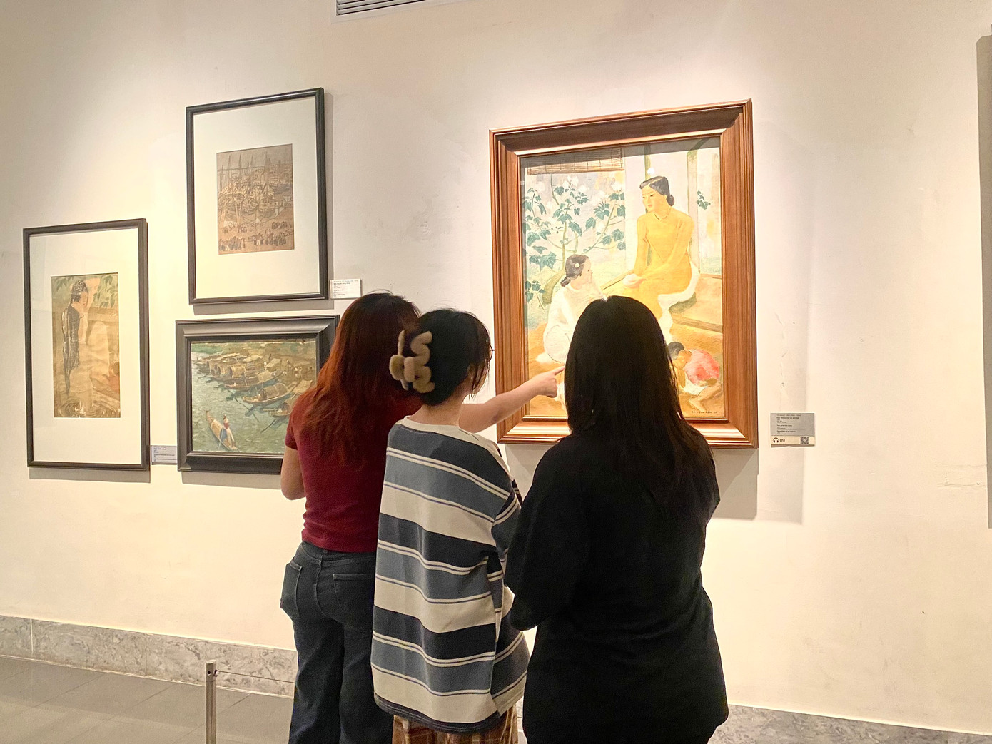 Một số bạn trẻ chiêm ngưỡng các tác phẩm của họa sĩ Tô Ngọc Vân. Một số bạn trẻ chiêm ngưỡng các tác phẩm của họa sĩ Tô Ngọc Vân.