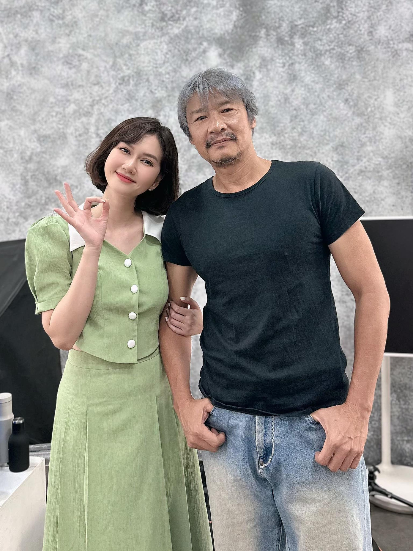 NSƯT Võ Hoài Nam và diễn viên Hương Giang ở hậu trường Món quà của cha. NSƯT Võ Hoài Nam và diễn viên Hương Giang ở hậu trường Món quà của cha.