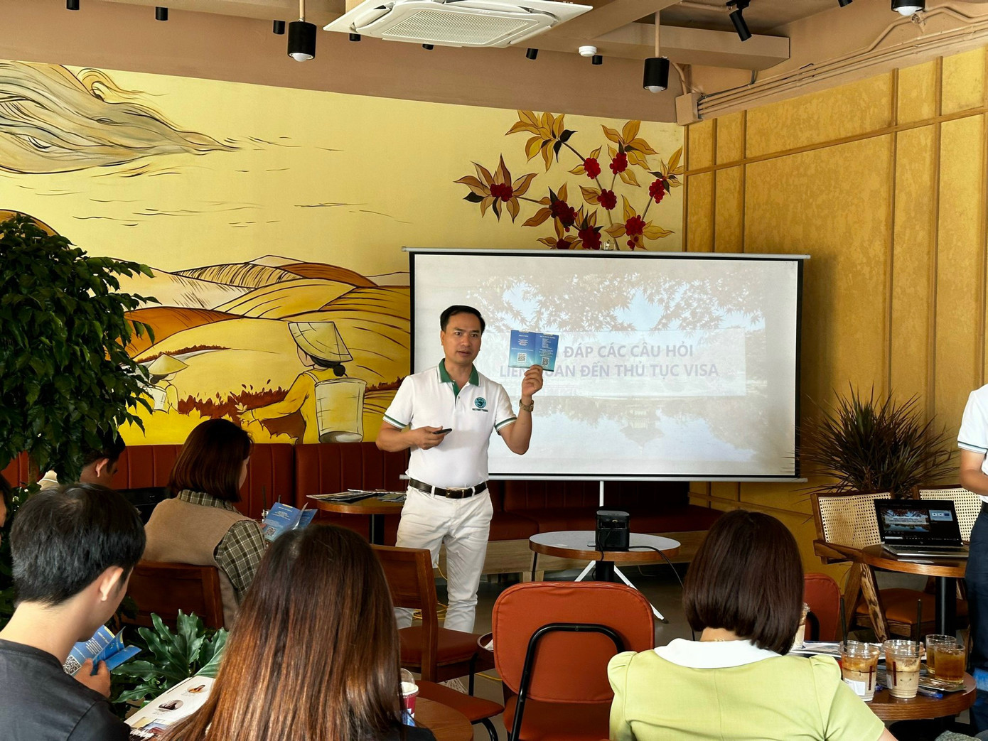 Công ty lữ hành giải đáp các thắc mắc liên quan đến chính sách visa mới.