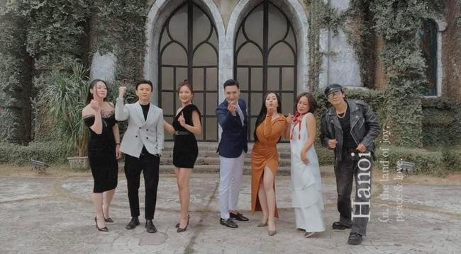 Thu Quỳnh hé lộ hậu trường vui nhộn của đại gia đình Hương vị tình thân. Thu Quỳnh hé lộ hậu trường vui nhộn của đại gia đình Hương vị tình thân.