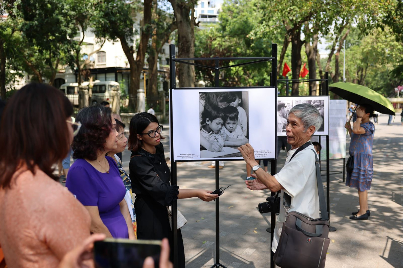 Nghệ sĩ nhiếp ảnh Trần Hồng chia sẻ về bức ảnh chụp hai anh em sinh đôi Việt và Đức mất cả bố và mẹ trong trận ném bom của Mỹ năm 1972. Nghệ sĩ nhiếp ảnh Trần Hồng chia sẻ về bức ảnh chụp hai anh em sinh đôi Việt và Đức mất cả bố và mẹ trong trận ném bom của Mỹ năm 1972.