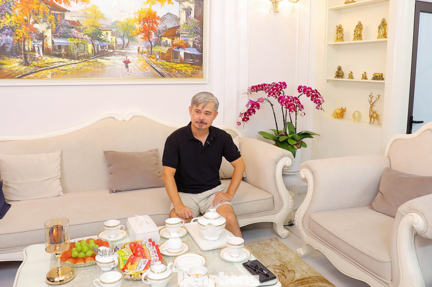 Anh cũng hé lộ mối quan hệ thân thiết với nhiều bạn diễn trong phim như NSƯT Hồ Phong, diễn viên Doãn Quốc Đam...