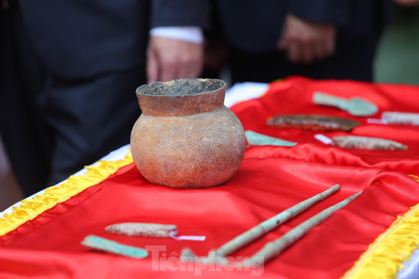 Tổng số 10 hiện vật được trao trả bao gồm: 1 rìu đá hậu kỳ đá mới, 4 hiện vật (3 rìu đồng, 1 nồi gốm) văn hóa Đông Sơn, 3 tượng cá sấu đá thế kỷ 1-2 SCN, 2 tẩu đồng thế kỷ 17-18. Ảnh: TRỌNG TÀI.