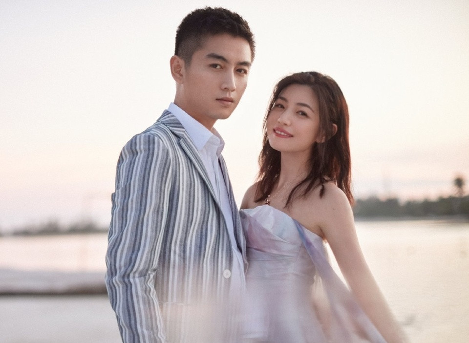 9 năm bên nhau, hai diễn viên nhiều lần vướng tin đồn chia tay.